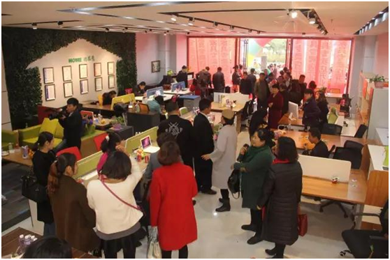 店內(nèi)人頭涌動 店內(nèi)人頭涌動