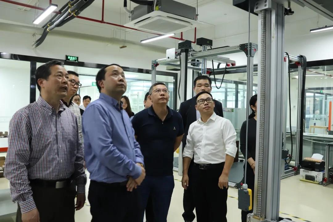 迪歐家具集團品質檢測中心智能設備吸引一眾嘉賓關注