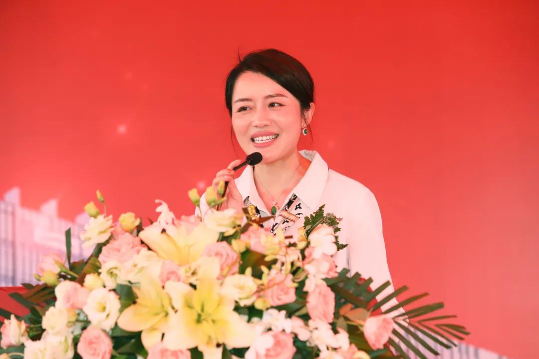 迪歐家具集團(tuán)董事副總裁黃雅悠致辭