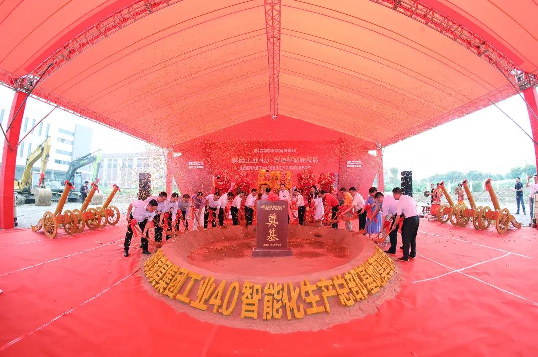 出席奠基儀式的領(lǐng)導(dǎo)、嘉賓共同為項目奠基培土